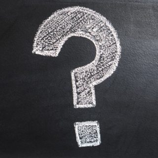 remettre en question en droit